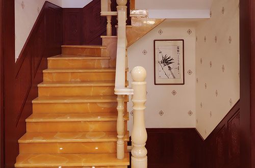 让胡路中式别墅室内汉白玉石楼梯的定制安装装饰效果